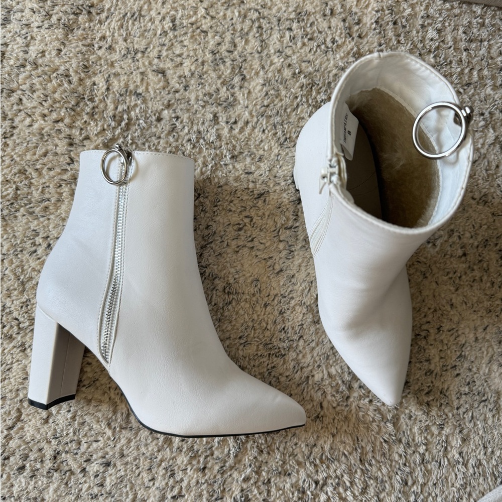 New never worn white boots from Amazon size 8
